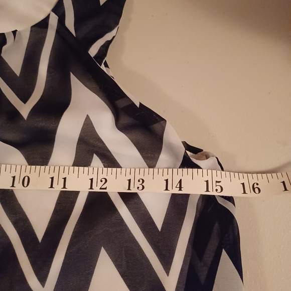 PRICE DROP!! Sleevless blouse - Picture 7 of 9